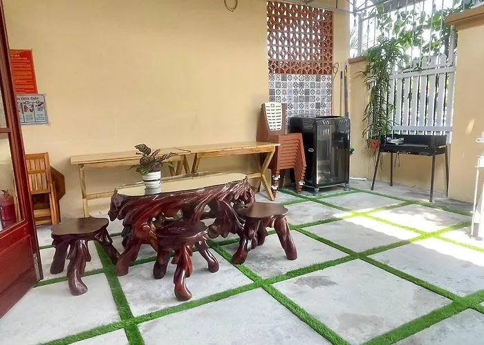 Nha Ven Song Homestay *