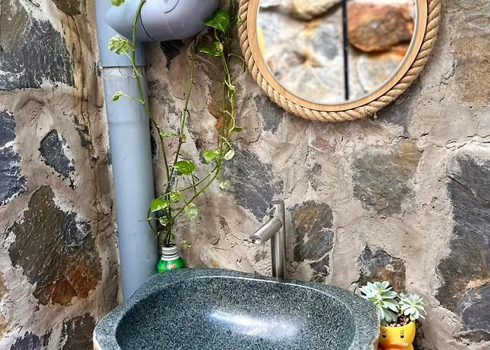 Nha Ven Song Homestay